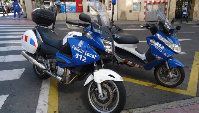 Dos motos de Policía Local de Castilla y León aparcada en Salamanca